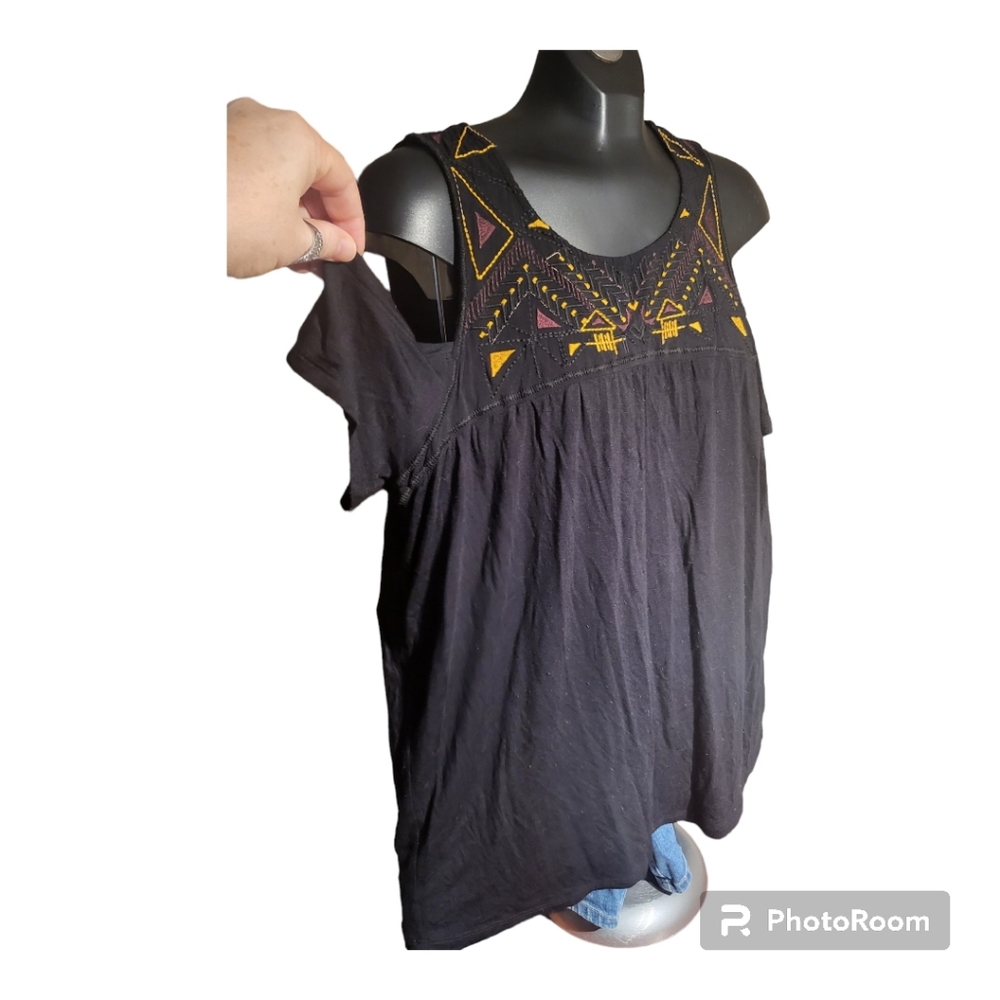 Cold shoulder embroidered tee